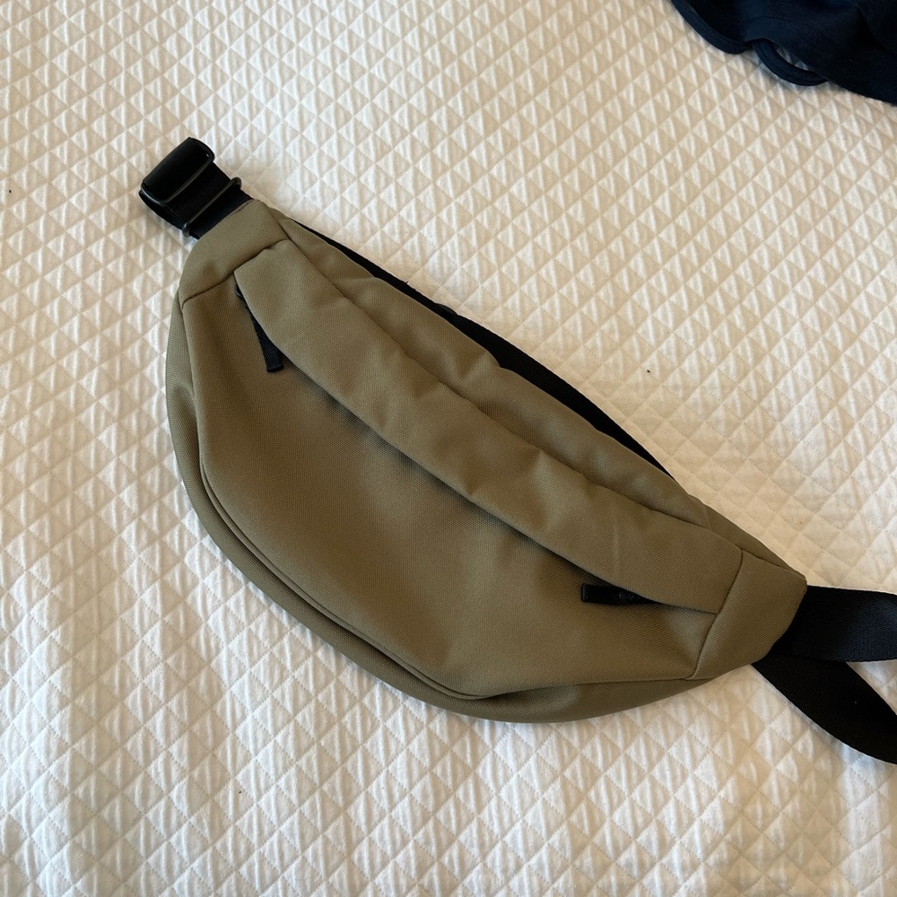 Everlane ReNew Transit bag